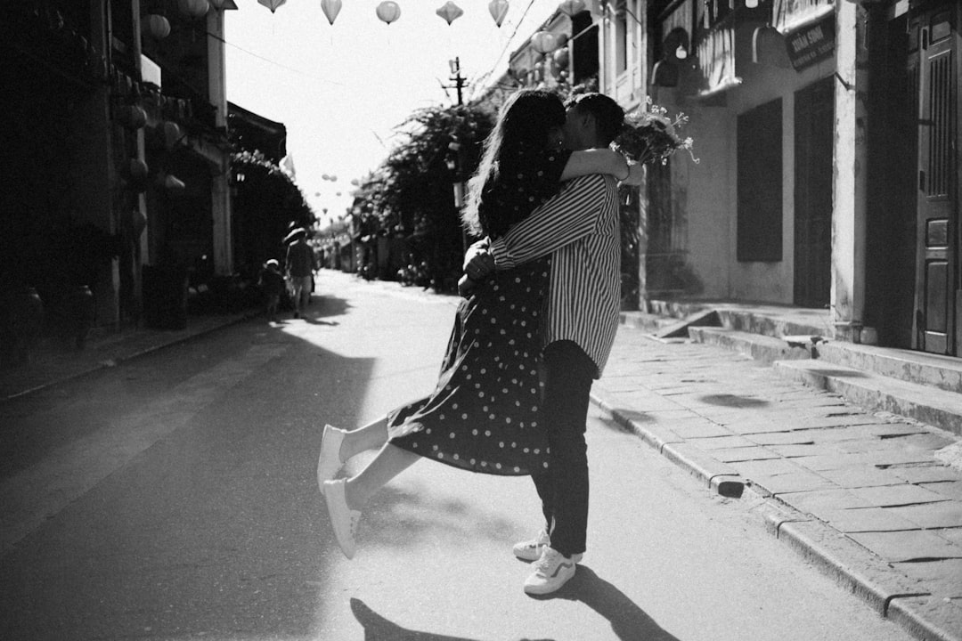 カフェで楽しそうに会話する若いカップル