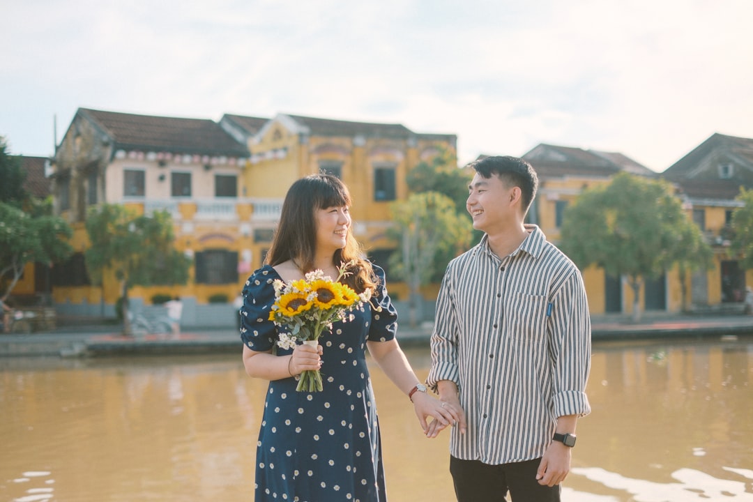 日記を書きながら微笑む女性