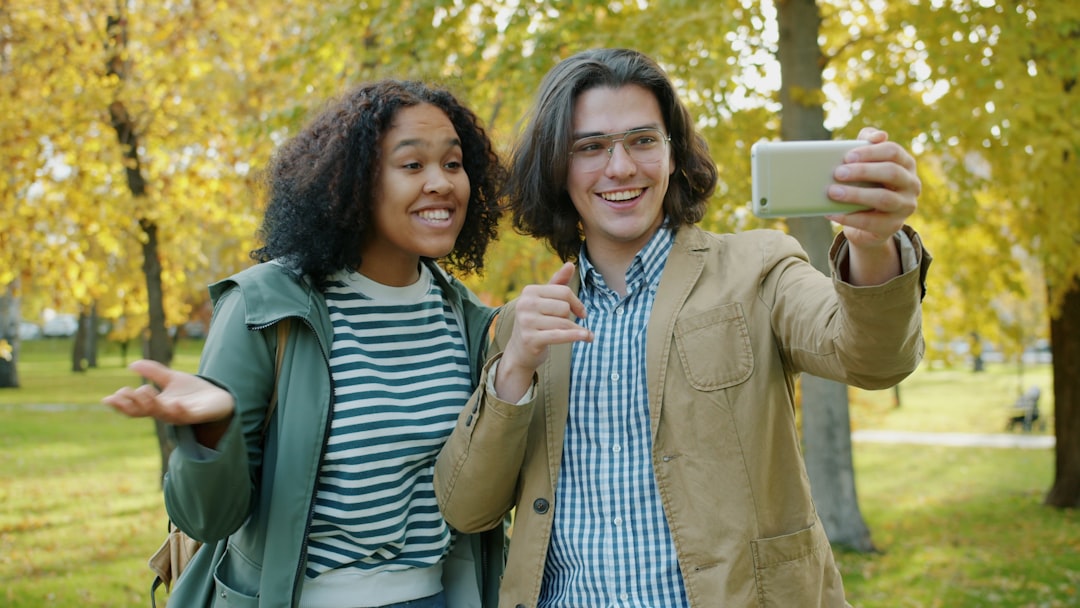自信を持って微笑む女性のポートレート