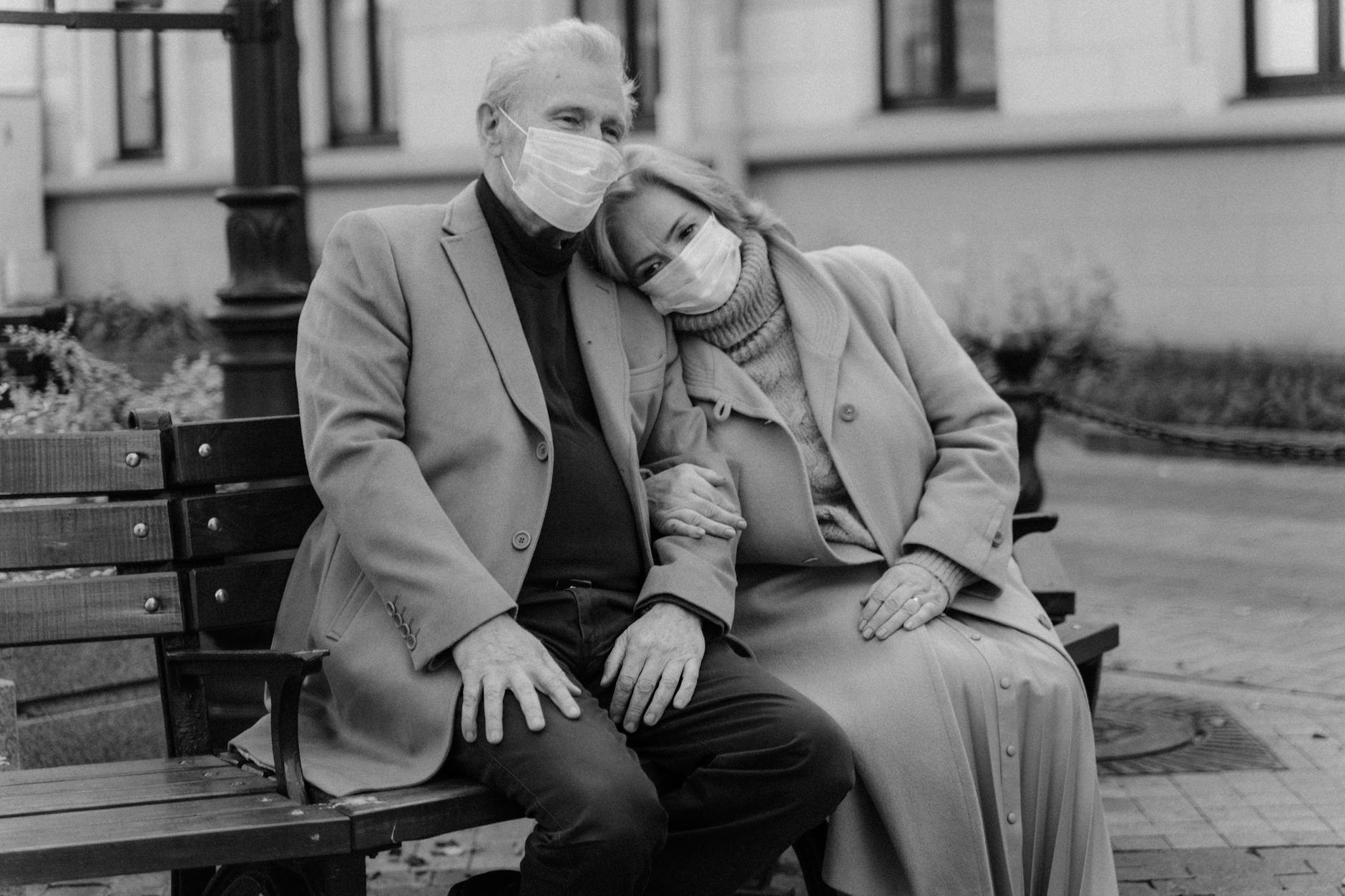 夕暮れ時に一人で散歩する中年男性