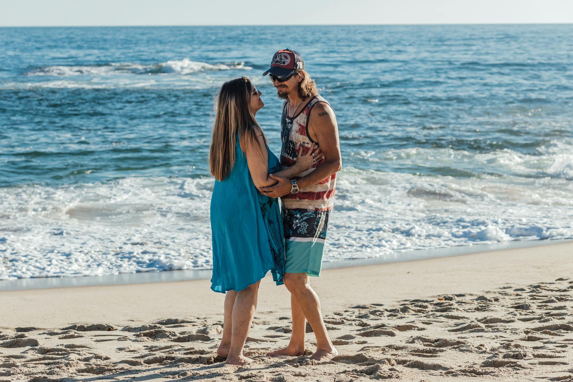 家のリビングで一緒に本を読む夫婦