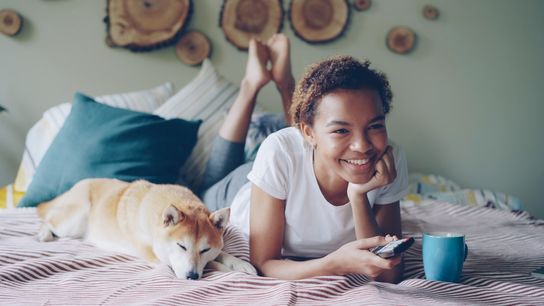 スマートフォンを使いながら楽しそうに会話するZ世代のカップル